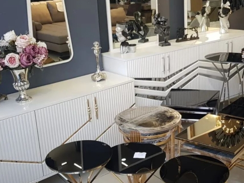 <p>Makili Home, evlerin ve işyerlerinin atmosferini tamamlayan şık ve özgün aksesuarlar sunan bir firmadır. Mobilya sektöründeki uzmanlığını aksesuarlarla birleştirerek müşterilerine geniş bir ürün yelpazesi ve profesyonel hizmetler sunmaktadır.</p><p>Makili Home'un aksesuar hizmetleri, ev dekorasyonunu tamamlayan küçük detayların önemini vurgular. Her bir aksesuar, özenle seçilen ve tasarlanan ürünler aracılığıyla evlere veya işyerlerine estetik bir dokunuş katmaktadır. Dekoratif objeler, duvar süsleri, vazolar, tablolar, ayna çerçeveleri, mumlar, tekstil ürünleri ve daha fazlası gibi geniş bir yelpazede aksesuarlar sunulmaktadır.</p><p>Makili Home, müşterilerine çeşitli tarzlarda ve tema seçeneklerinde aksesuarlar sunarak farklı zevklere hitap etmektedir. Modern, klasik, minimalist veya country tarzları gibi farklı dekorasyon stillerine uygun seçenekler bulunmaktadır. Aynı zamanda, mevsimsel temalara veya özel günler için tasarlanmış aksesuarlar da müşterilerin beğenisine sunulur.</p><p>Aksesuar hizmeti, Makili Home'un müşteri memnuniyetine odaklı yaklaşımının bir parçasıdır. Müşterilerin tercihlerini ve ihtiyaçlarını anlamak için profesyonel danışmanlarla birebir iletişim kurulur. Ev veya işyeri için en uygun aksesuar seçenekleri sunularak, müşterilerin istekleri ve beklentileri göz önünde bulundurulur. Bu sayede, aksesuarlar mekana uyum sağlar ve tamamlayıcı bir rol oynar.</p><p>Makili Home'un aksesuarları, kaliteli malzemelerden üretilir ve özenli işçilikle şekillendirilir. Ürünler, dayanıklılık ve estetik açıdan en üst düzey standartlara uygun olarak tasarlanır. Kaliteli malzemelerin kullanımı ve özenli üretim süreci, aksesuarların uzun ömürlü olmasını ve zamanla değerini kaybetmemesini sağlar.</p><p>Makili Home, aksesuar hizmetinin yanı sıra, müşterilerine hızlı ve güvenilir teslimat imkanı sunar. Aksesuarlar özenle paketlenerek hasar görmeden adreslere ulaştırılır. Ayrıca, profesyonel montaj hizmetiyle müşterilerin aksesuarları doğru şekilde kullanıma hazır hale getirilir.</p>